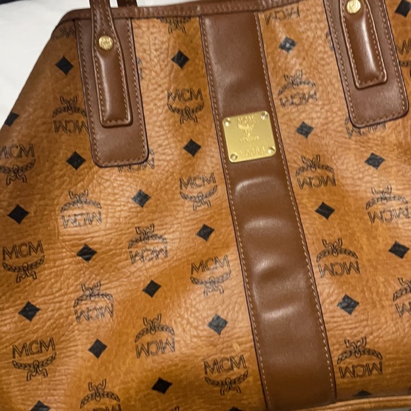 hand bag in great condition one small scratch. - Picture 2 of 7